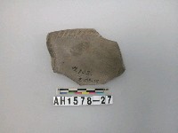 藏品(灰黑色細砂陶口緣殘件)的圖片